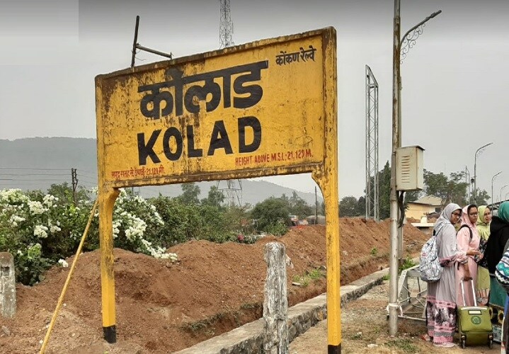 Kolad_a sign on a pole on a dirt road